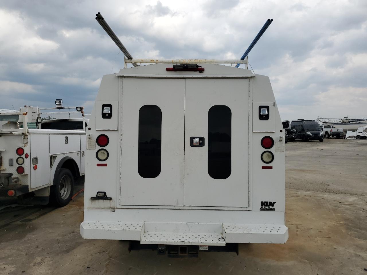 Chevrolet Express Image 4