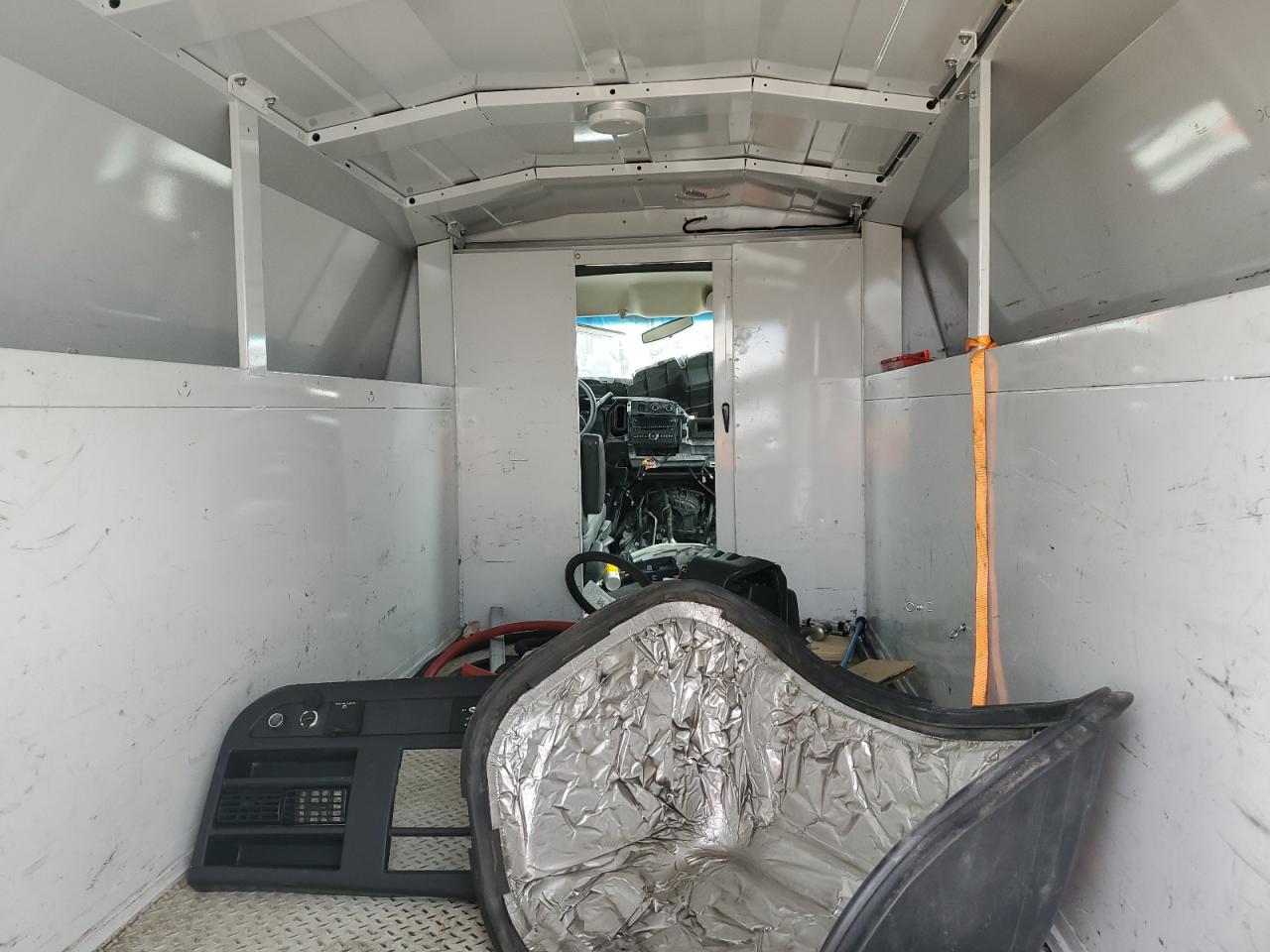 Chevrolet Express Image 12