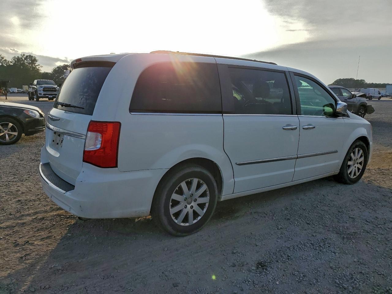 Chrysler Minivan Touring L Image 12