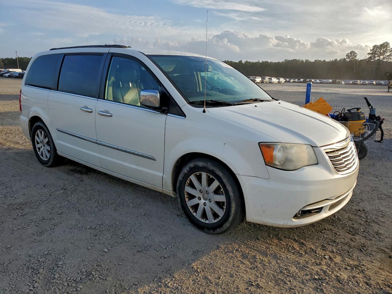 Chrysler Minivan Touring L Image 2