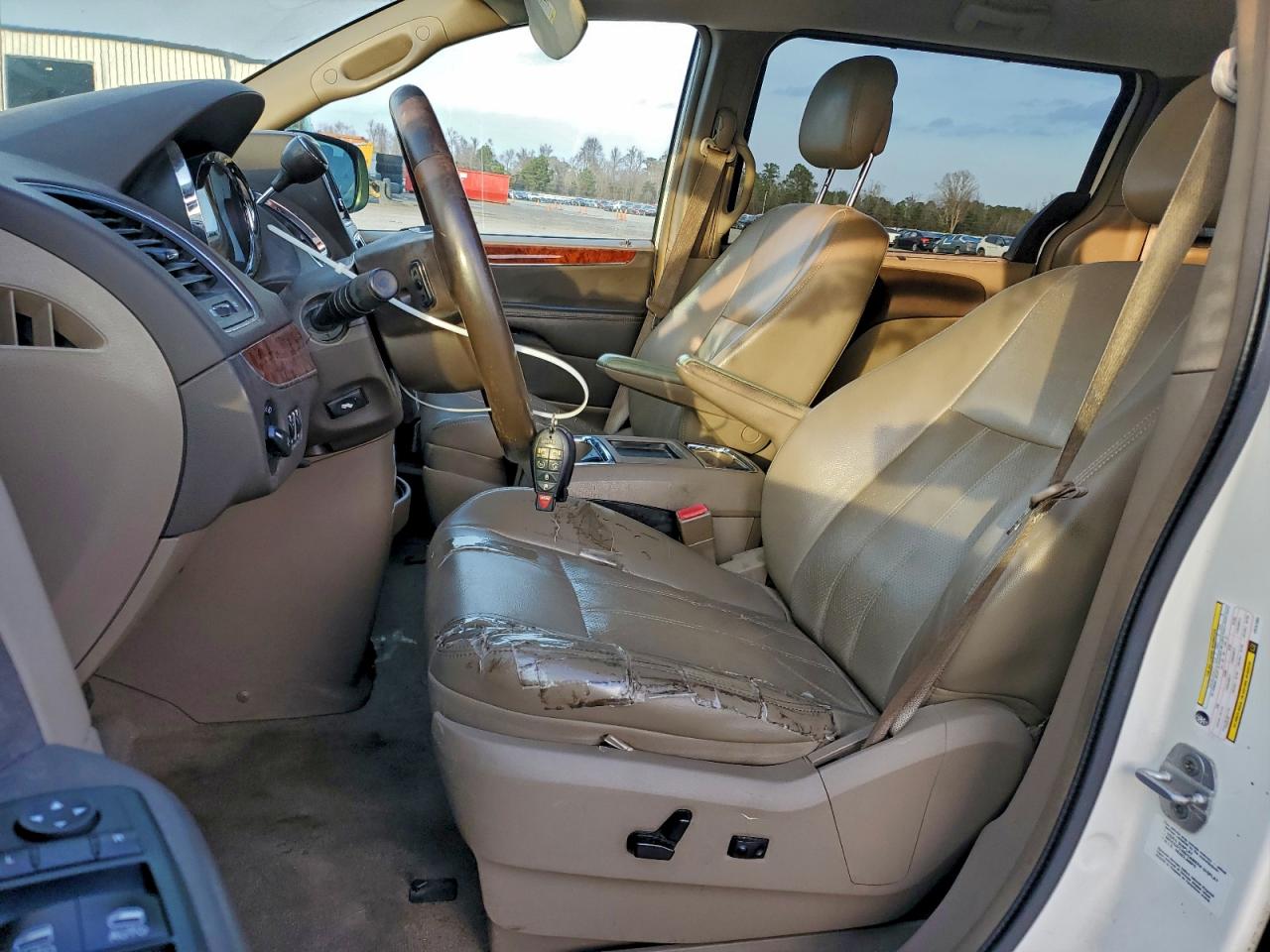 Chrysler Minivan Touring L Image 5